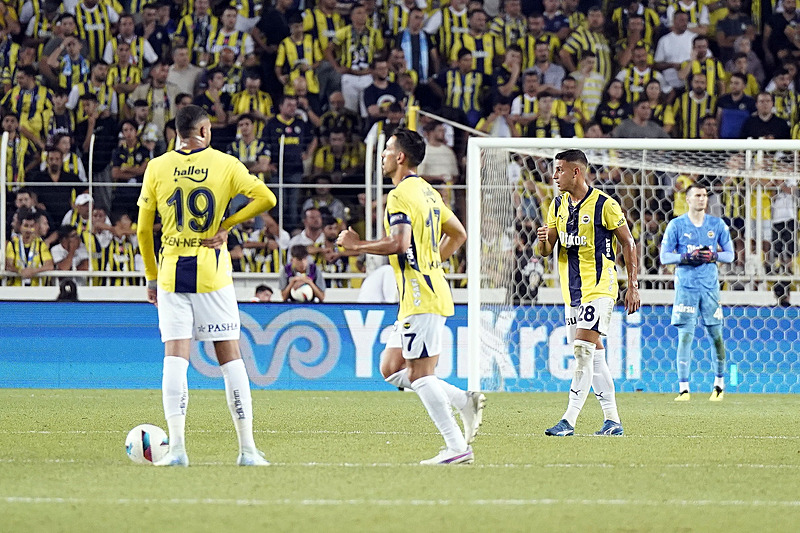 yine-husran-fenerbahcenin-sampiyonlar-ligi-hasreti16-seneye-cikti-1723583676966.jpeg Fenerbahçe bonservis rekoru kırıp Jose Mourinho'yu da getirdiği sezonda Şampiyonlar Ligi'nde gruplara kalamadı