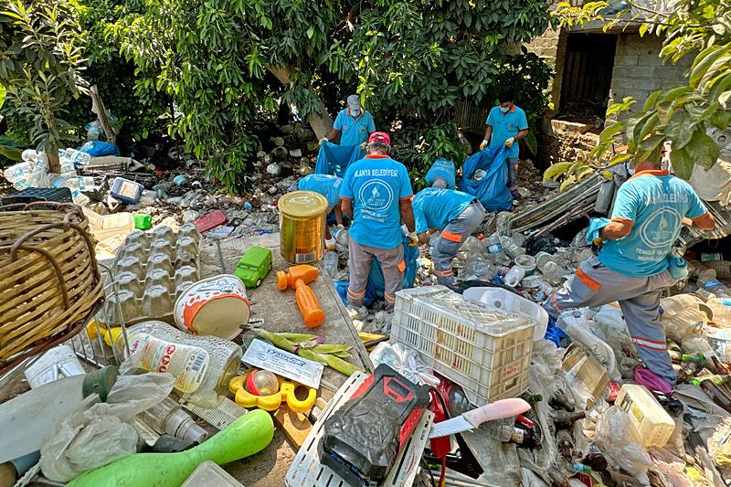 Antalya'nın Alanya ilçesinde atık biriktirildiği belirlenen bir evden 4 kamyon çöp çıkarıldı