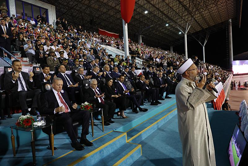 Törende Diyanet İşleri Başkanı Ali Erbaş, dua etti.