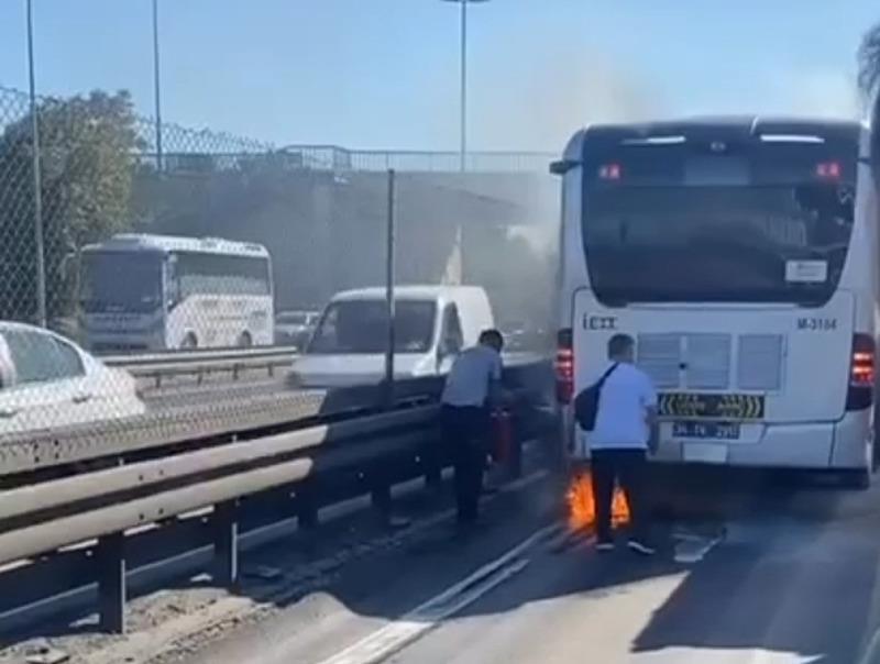 İstanbul Küçükçekmece’de metrobüste çıkan yangın duraktaki güvenlik görevlisi tarafından söndürüldü