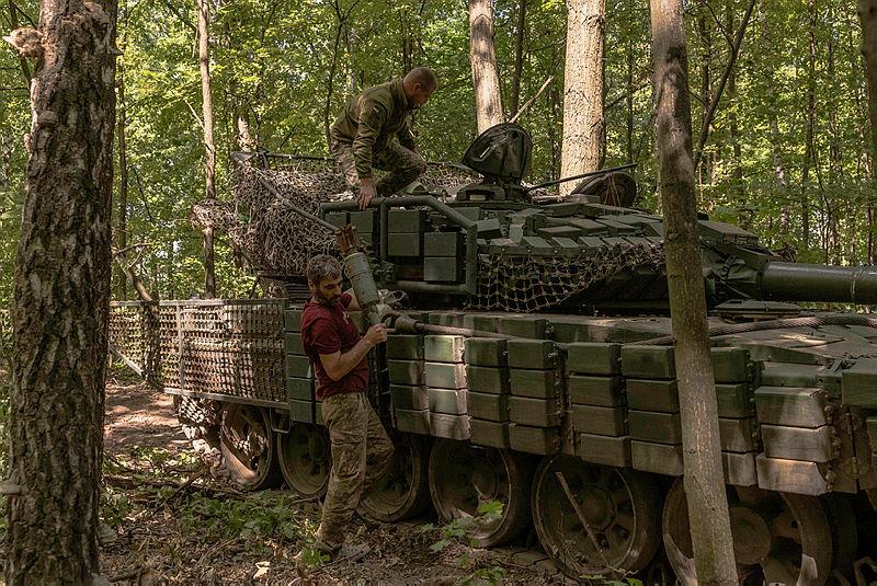 Ukraynalı bir asker, 12 Ağustos 2024 tarihinde Rusya sınırına yakın Sumy bölgesinde Sovyet yapımı bir T-72 tankından mermi boşaltıyor