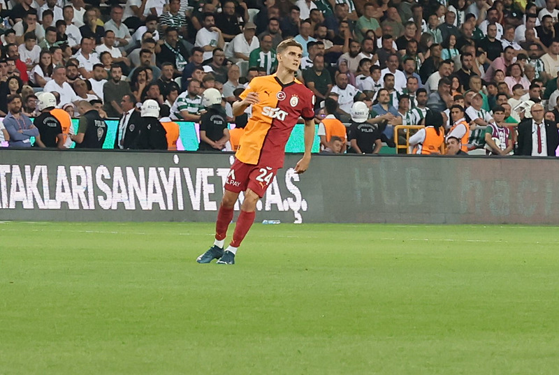 cimbom-2de-2-yapti-galatasaray-super-ligde-konyasporu-2-1-yendi-1723840198696.jpeg Elias Jelert