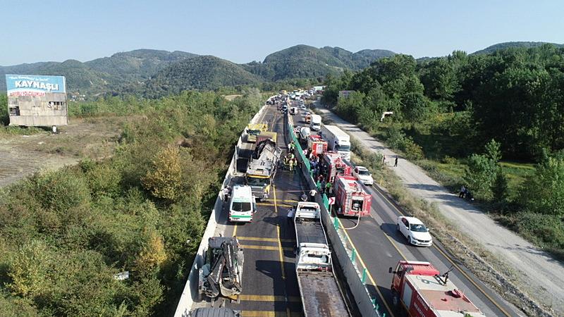 D-100 kara yolunun Bolu Dağı kesiminde 7 aracın karıştığı zincirleme trafik kazasında 1 kişi hayatını kaybetti, 7 kişi yaralandı