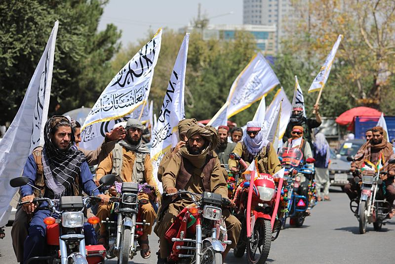 Afganistan yönetimi, bir zamanlar ABD'nin askeri üs olarak kullandığı Begram Hava Üssü'nde helikopterler ve ağır silahlar eşliğinde askeri geçit töreni düzenleyerek yönetimdeki üçüncü yılını kutladı. Başkent Kabil'de eski ABD Büyükelçiliği önünde bulunan Mesut Kavşağı'ndan şehir turuna çıkan konvoylar, tüm başkenti gezdi, 14.08.2024