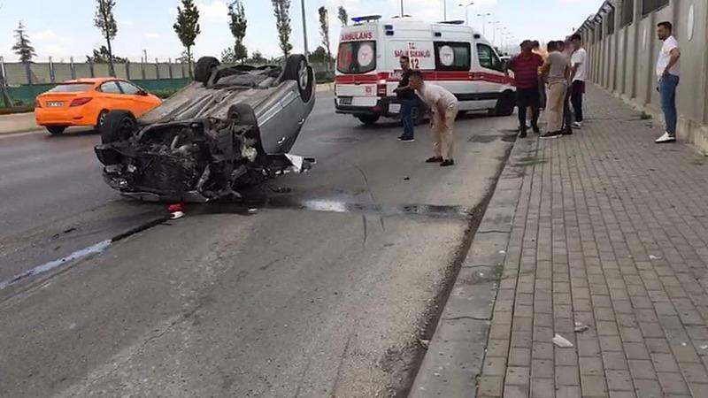 Ankara'da sürücüsünün kontrolünden çıkan otomobil takla attı 