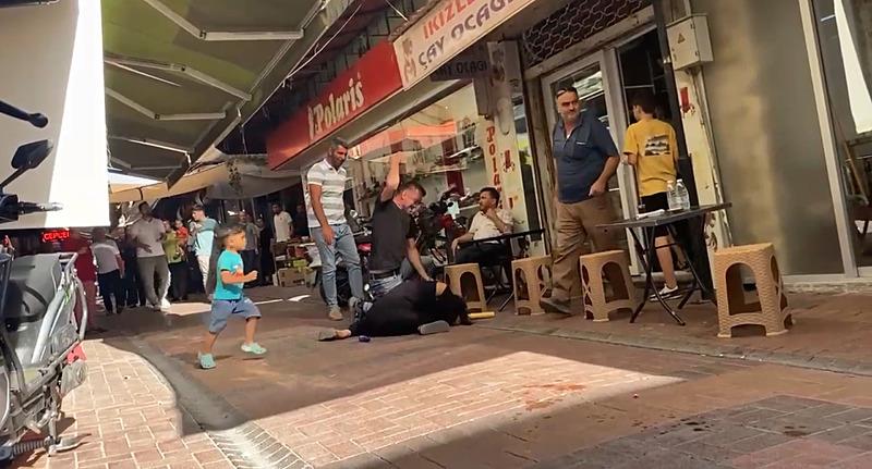 Manisa'da bir cani sokak ortasında hamile kadını dövdü