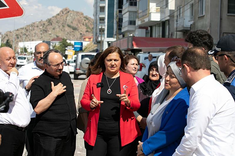 Belediye başkanı Burcu Köksal protokole getirilen sandalyeleri beğenmeyince valilik görevlileri ile gerginlik yaşadı 