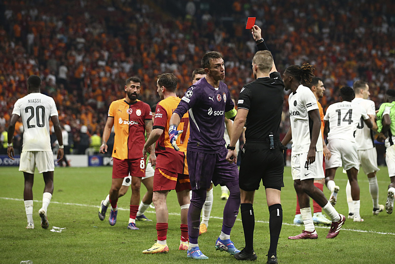 Fenrando Muslera Young Boys maçında kırmızı kartla oyun dışında kaldı