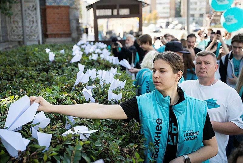  Pavel Durov'un gözaltına alınması sonrası Rusya'daki Fransa büyükelçilikleri önüne kâğıttan uçaklar bırakılarak protesto gösterileri yapıldı.