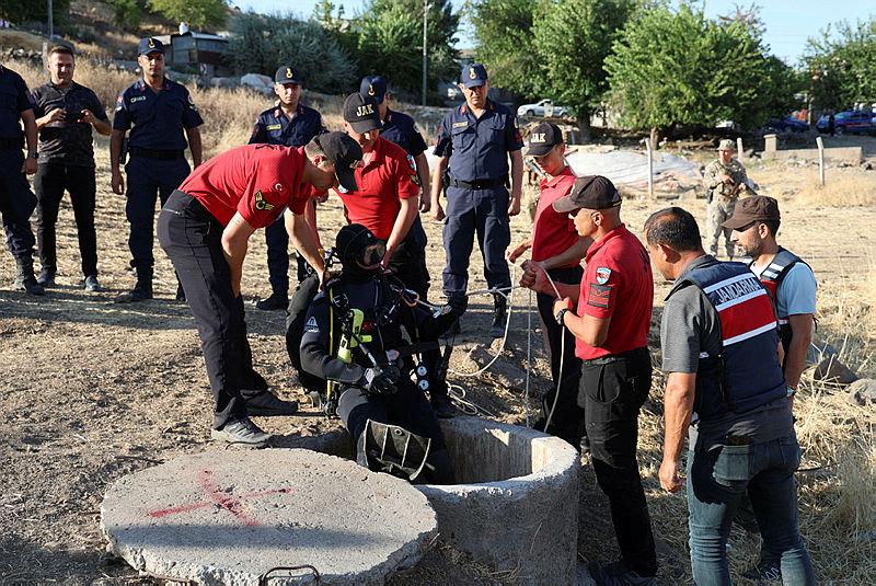 Arama Kurtarma (JAK) bünyesindeki dalgıçlar sulama kanalında çalışma yürüttü. 