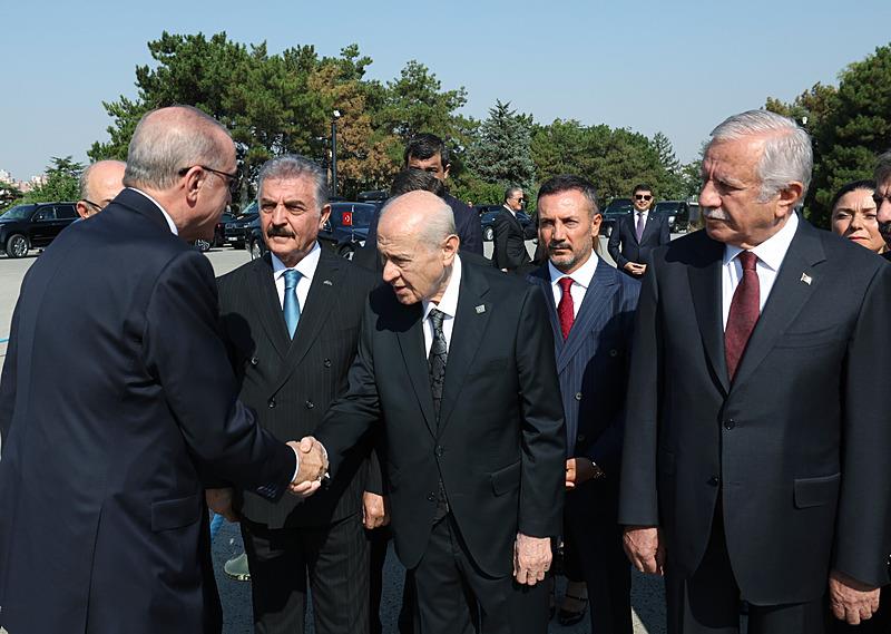 Başkan Erdoğan, MHP Genel Başkanı Devlet Bahçeli ile tokalaştı. 