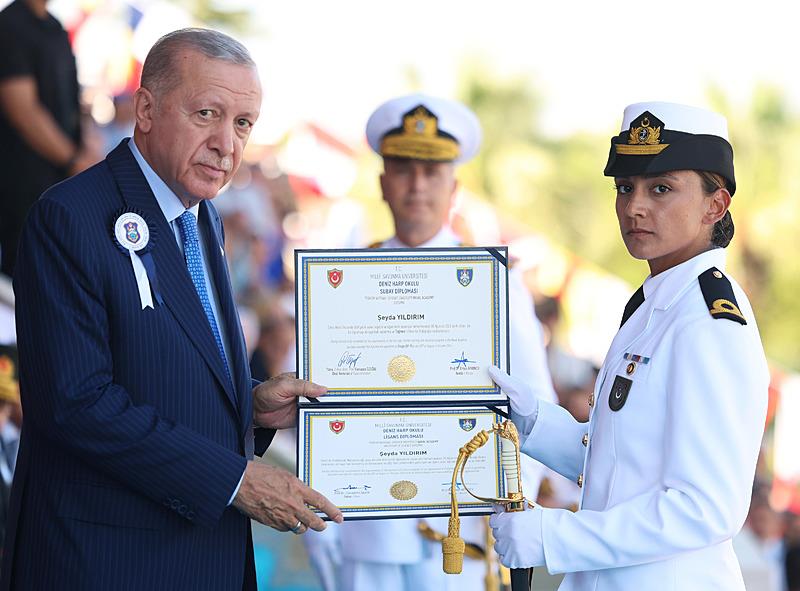 Başkan Erdoğan, Deniz Harp Okulu Diploma Alma ve Sancak Devir Teslim Töreni'ne katıldı.