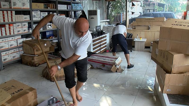 anadolu-yakasinda-saganak-yagis-yollari-gole-dondu-1725294790794.jpeg İstanbul'u sağanak vurdu: Yollar göle döndü! İETT otobüsünü su bastı-1