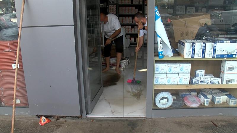 anadolu-yakasinda-saganak-yagis-yollari-gole-dondu-1725294809397.jpeg İstanbul'u sağanak vurdu: Yollar göle döndü! İETT otobüsünü su bastı-3