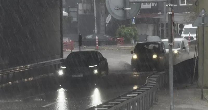 anadolu-yakasinda-saganak-yagis-yollari-gole-dondu-1725294841188.jpeg İstanbul'u sağanak vurdu: Yollar göle döndü! İETT otobüsünü su bastı-2