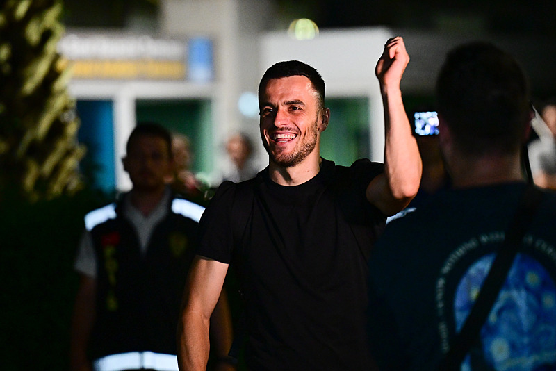 Filip Kostic havalimanı çıkışı taraftarlara üçlü çektirdi