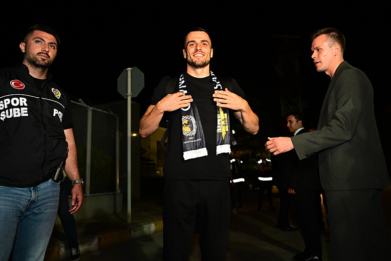 Filip Kostic İstanbul'a ayak bastığı için mutlu görünüyordu