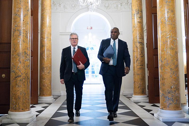 İngiltere Başbakanı Keir Starmer ve Dışişleri Bakanı David Lammy, Ukrayna ve Gazze'deki çatışmaların çözümüne yönelik görüşmelerde bulunmak üzere Washington'a yaptıkları ziyaret sırasında ABD Başkanı Joe Biden ile görüşmeden önce Washington'daki İngiliz Büyükelçisinin konutunda. 