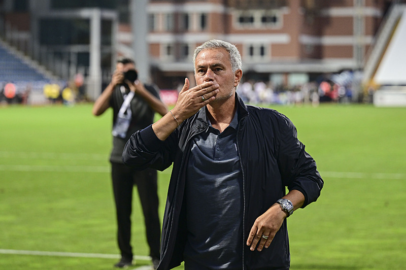 Jose Mourinho derbiye 3 puanla gidiyor