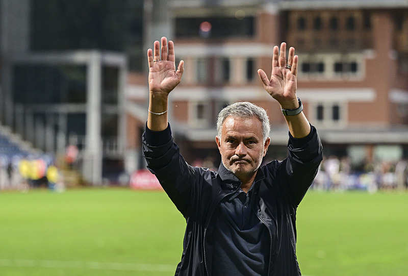 Jose Mourinho yine Okan Buruk ile ilgili dikkat çeken ifadeler kullandı