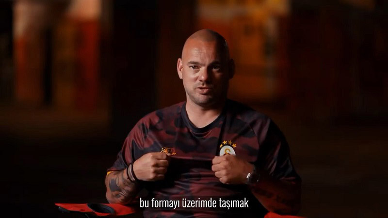 Wesley Sneijder forma tanıtımında; ʺHayatımda her şeyi kazandım ama bu formayı giymek hiç unutamayacağım bir şeyʺ dedi