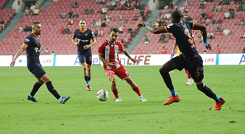 Samsunspor Başakşehir maçında ilk yarı 0-0 sona erdi