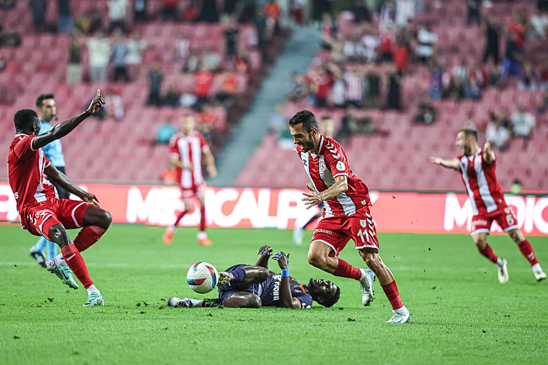 Başakşehir bu sezon ilk mağlubiyetini aldı