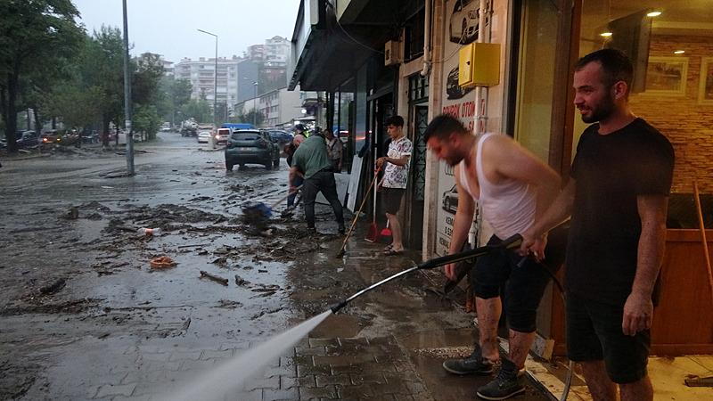 Sağanak nedeniyle ev ve iş yerlerini su bastı (İHA)