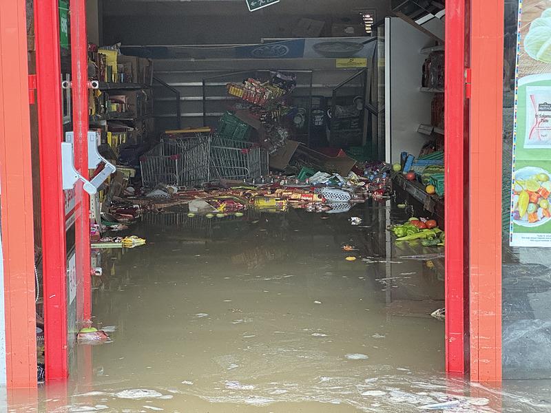 Bodrum'da patlayan isale hattı marketi göle çevirdi (AA)