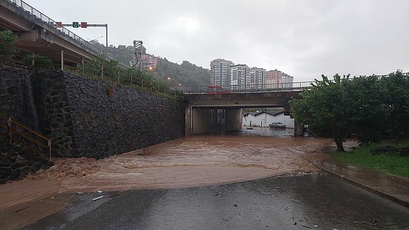 Trabzon'da sağanak yağış etkili oldu (AA)