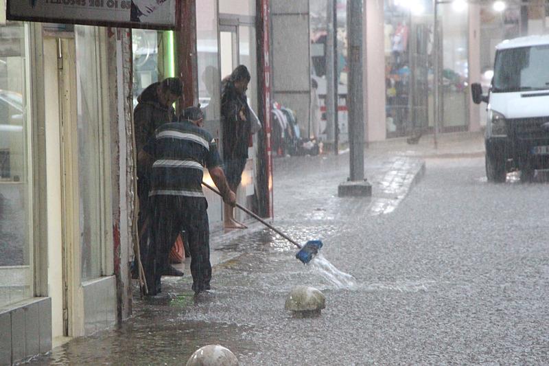 Trabzon'da etkili olan sağanak nedeniyle ev ve iş yerlerini su bastı ( İHA)