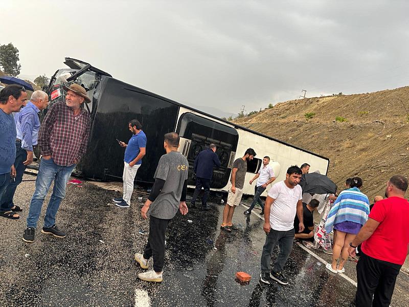 Antalya'da yolcu otobüsü devrildi ( İHA) 