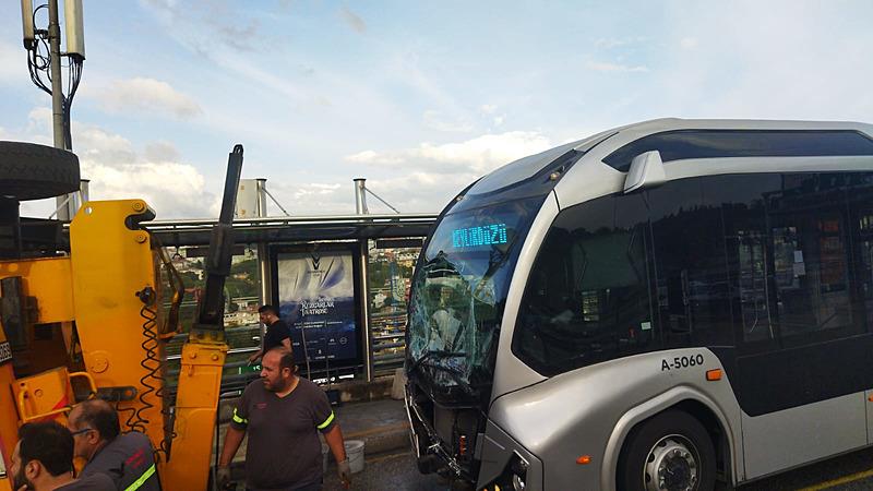 15 Temmuz Şehitler Köprüsü'nde iki metrobüs çarpıştı (Fotoğraf: DHA)