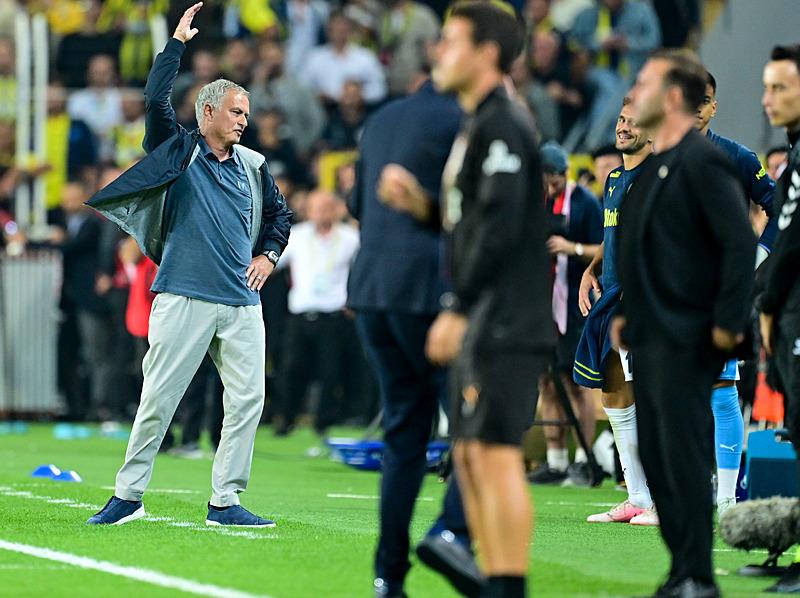  Jose Mourinho, bir pozisyon sonrası tepki gösterdi (Fotoğraf: Anadolu Ajansı)