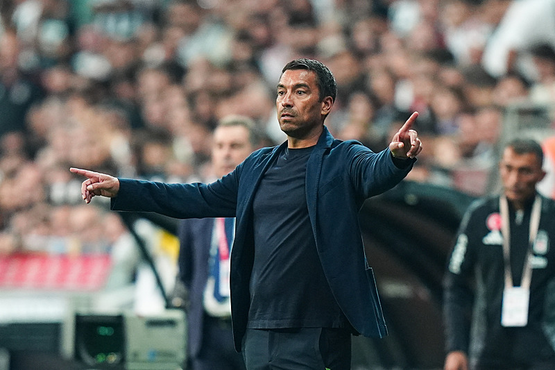 Giovanni van Bronckhorst üst üste 3 iç saha maçından da galibiyetle ayrılarak Scala'nın rekoruna ortak oldu. [Anadolu Ajansı]