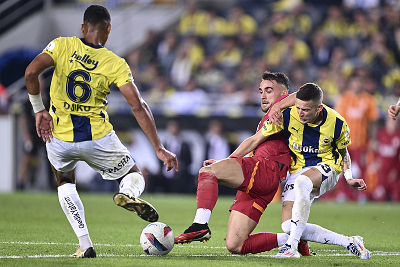 Fenerbahçe derbide aldığı yenilgiyle büyük şok yaşadı. [Anadolu Ajansı}