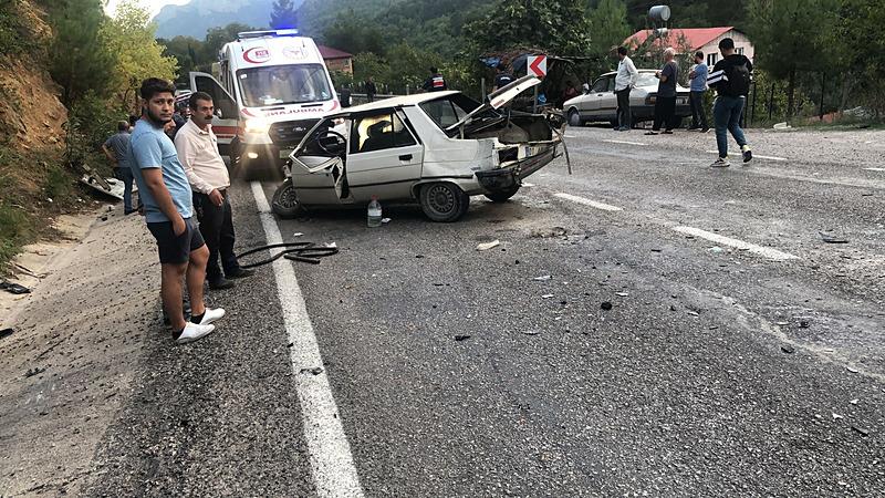 Adana'nın Kozan ilçesinde iki otomobilin çarpışması sonucu 1'i bebek 4 kişi yaralandı (DHA) 