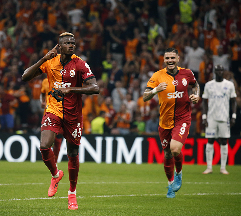 Victor Osimhen 2 golle maçı tamamladı. [DHA]