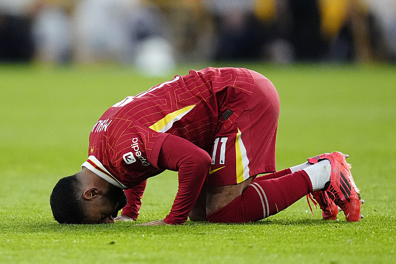 Mohamed Salah attığı gol sonrası secdeye gitti. [AP]