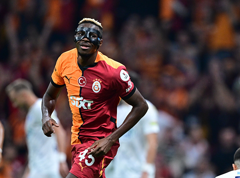 Victor Osimhen Galatasaray taraftarına kendini daha çok sevdiriyor. [Anadolu Ajansı]