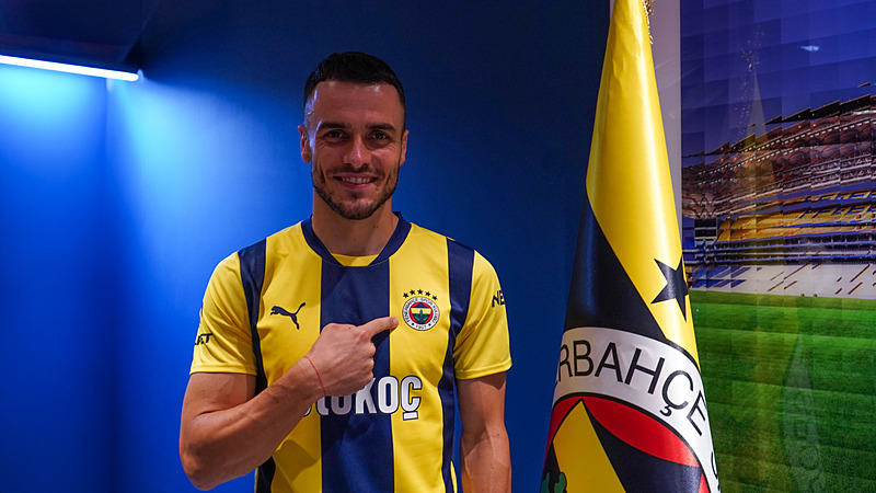 Filip Kostic ilk defa Fenerbahçe forması giydi. [Fenerbahçe Resmi Hesapları}