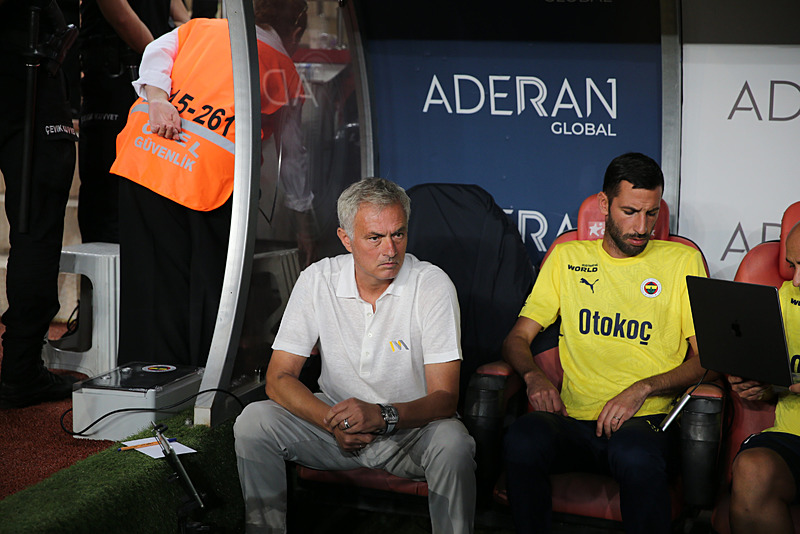 Jose Mourinho Sebastian Szymasnkli'nin golü sonrası çılgına döndü. [AA]