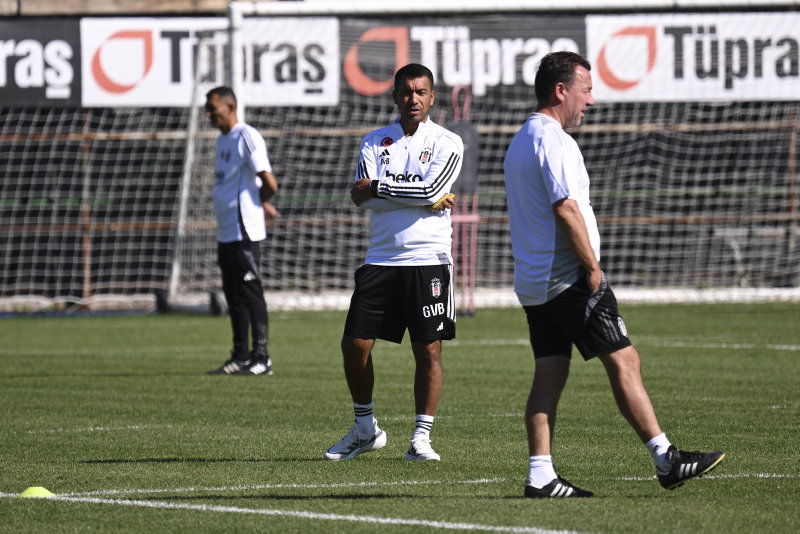 van Bronckhorst, sahaya süreceği 11'i belirledi. (AA)