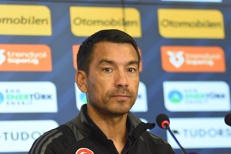 Giovanni van Bronckhorst Ajax mağlubiyeti sonrası lige 3 puanla devam etti. [DHA]