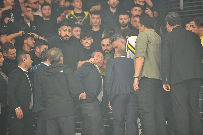 Fenerbahçe Başkanı Ali Koç da tribündeydi. [DHA]