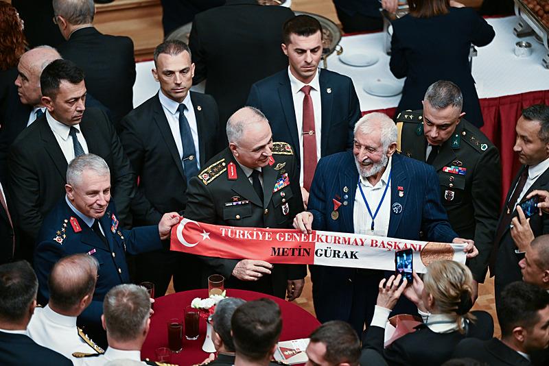 TBMM 28. Dönem 3. Yasama Yılı Resepsiyonu'na Genelkurmay Başkanı Orgeneral Metin Gürak (ortada) da katıldı. (Fotoğraf: AA)