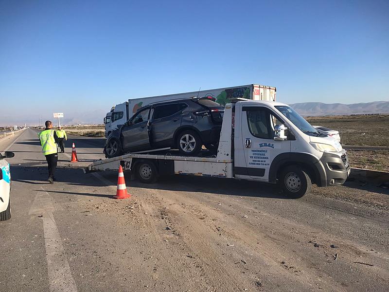 Konya’da işçi servisi ile otomobil çarpıştı (Fotoğraf: İHA)