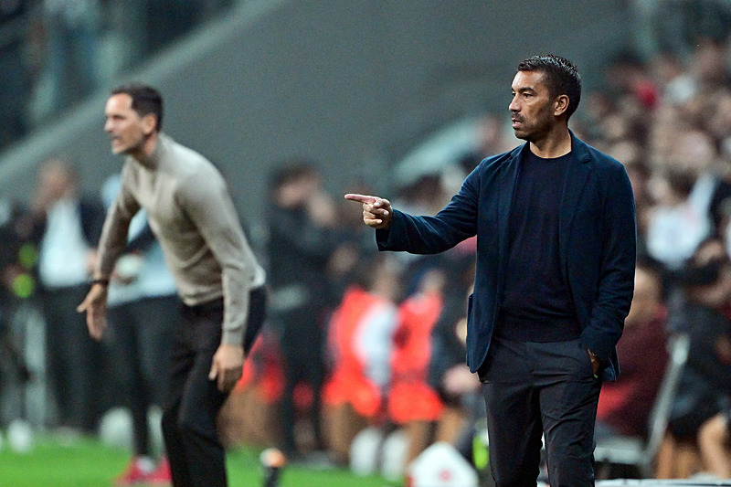 Giovanni van Bronckhorst karşılaşma sonrasında tribünlere sitem etmişti. [AA]