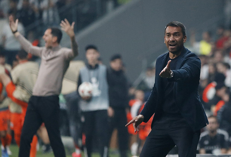 Giovanni van Bronckhorst maç sonrasında tribünlere tepki gösterdi. [REUTERS]