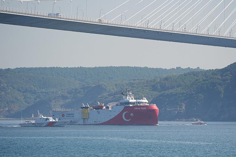 Oruç Reis Gemisi İstanbul Boğazı'ndan geçti